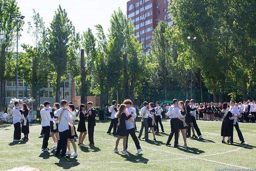 В школах прозвучали последние звонки: епископ Нестор поздравил выпускников 