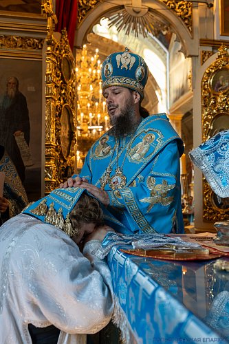 Праздник Казанской иконы Божией Матери: престольное торжество и иерейская хиротония в Казанском храме Тольятти