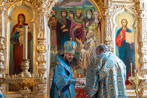 Праздник Казанской иконы Божией Матери: престольное торжество и иерейская хиротония в Казанском храме Тольятти