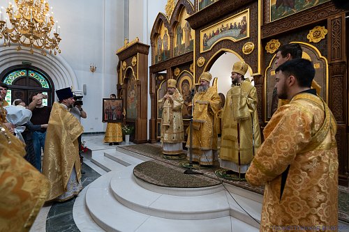 Соборное архиерейское богослужение в храме Трёх святителей в Тольятти