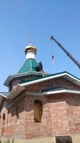 В селе Ягодное установлены кресты на строящийся храм и поклонный крест