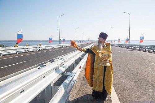 Епископ Софроний и епископ Нестор освятили Волжский мост в день его открытия