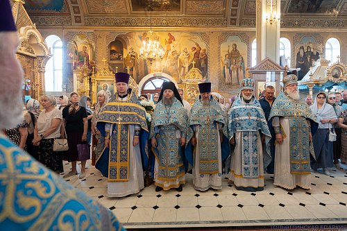 Праздник Казанской иконы Божией Матери: престольное торжество и иерейская хиротония в Казанском храме Тольятти