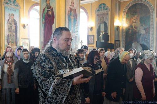В пятницу третьей седмицы Великого поста епископ Нестор совершил Литургию Преждеосвященных Даров в Благовещенском храме микрорайона Фёдоровка Тольятти Тихоновского благочиния