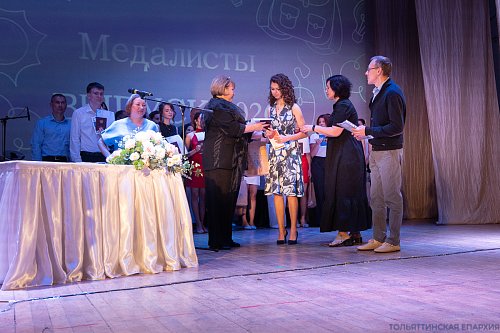 С напутственным словом к выпускникам: священнослужители посетили церемонии вручения аттестатов