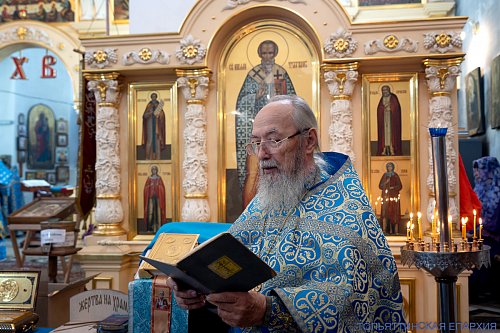 В праздник Покрова Божией Матери протоиерей Михаил Антипов принял архипастырское поздравление с 75-летием
