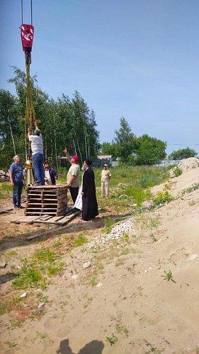 В селе Ягодное установлены кресты на строящийся храм и поклонный крест