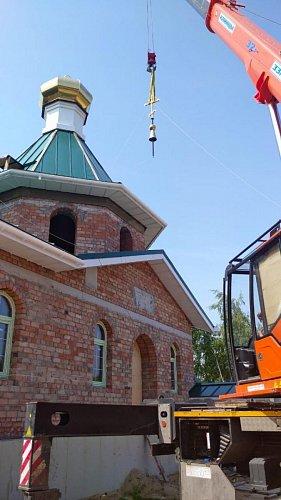 В селе Ягодное установлены кресты на строящийся храм и поклонный крест