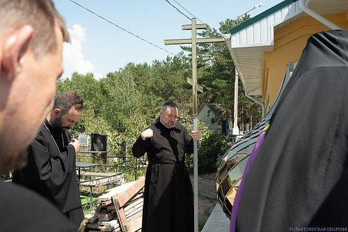 Епископ Нестор освятил крест на купол нового храма во имя блаженной Матроны Московской