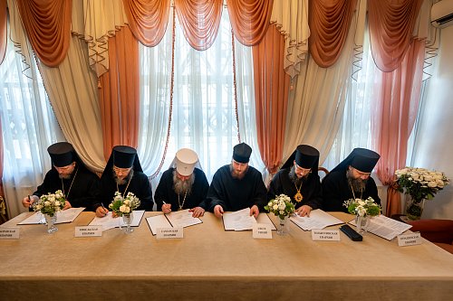 Архиереи Самарской Митрополии подписали соглашения о поддержке нуждающихся священнослужителей