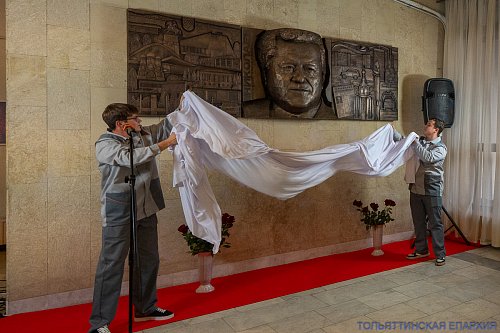 Запуск LADA Azimut и открытие памятного барельефа: епископ Нестор принял участие в торжественных мероприятиях АВТОВАЗа в преддверии Дня машиностроителя