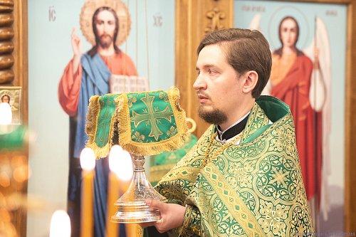 В день памяти преподобного Сергия Радонежского епископ Нестор совершил Литургию в Казанском храме микрорайона Яблоневый овраг Жигулёвска