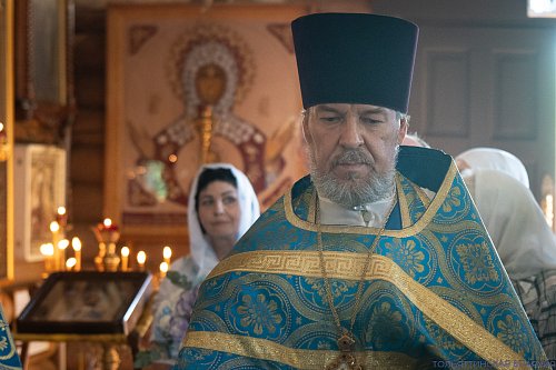 Архиерейское богослужение во Владимирском храме Жигулёвска в престольный день