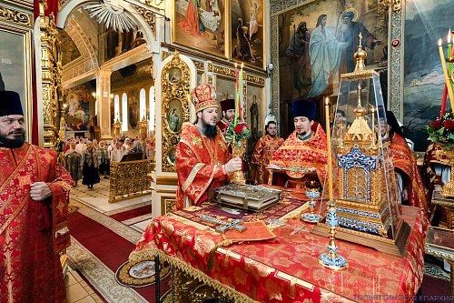 В пятницу Светлой седмицы епископ Нестор совершил Литургию в Казанском храме Тольятти и вручил церковные награды