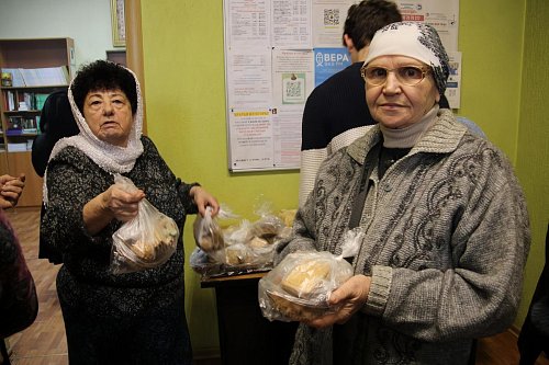 Раздача поминальных обедов в день особого поминовения рабов Божиих в годы лихолетья убиенных в храме в честь преподобного Серафима Саровского